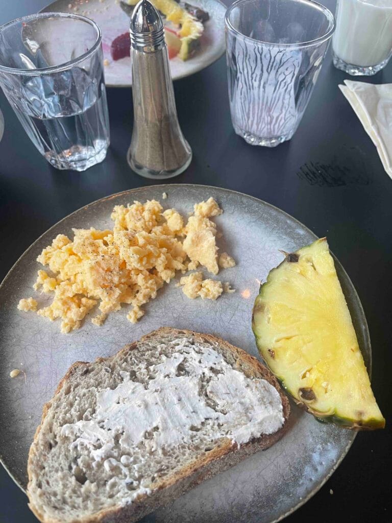 Toast with cream cheese, eggs, pineapple